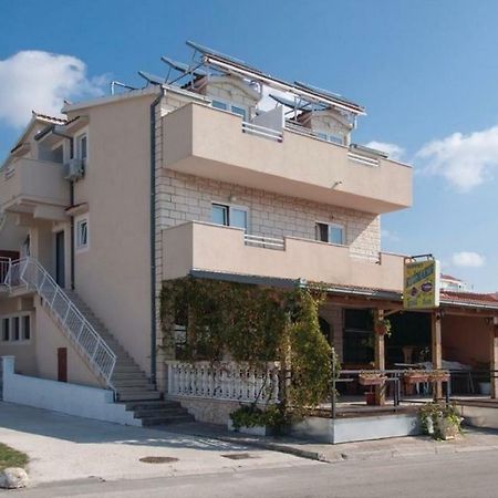 Apartmani Riva 罗戈兹尼察 外观 照片