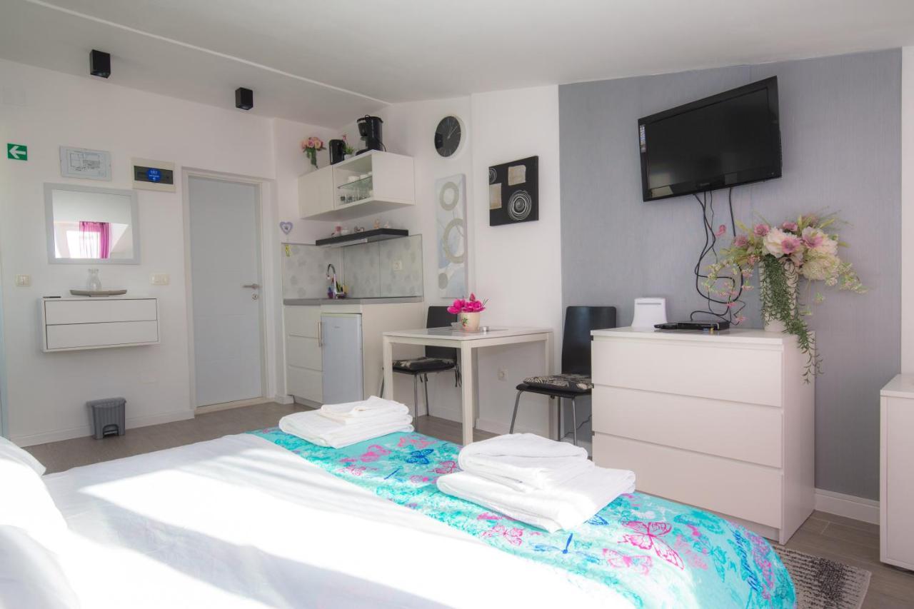 Apartmani Riva 罗戈兹尼察 外观 照片
