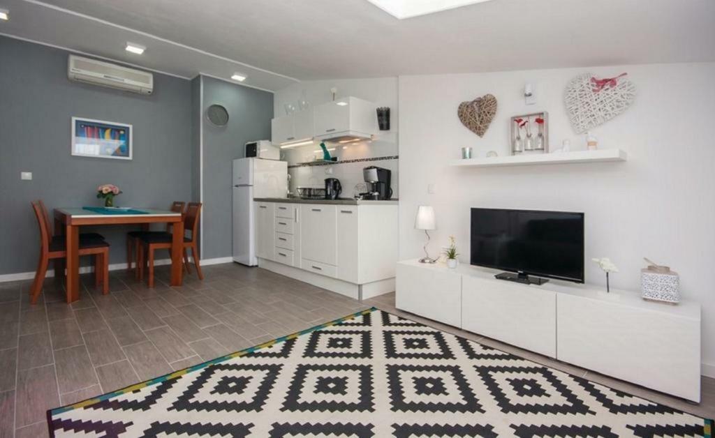 Apartmani Riva 罗戈兹尼察 外观 照片